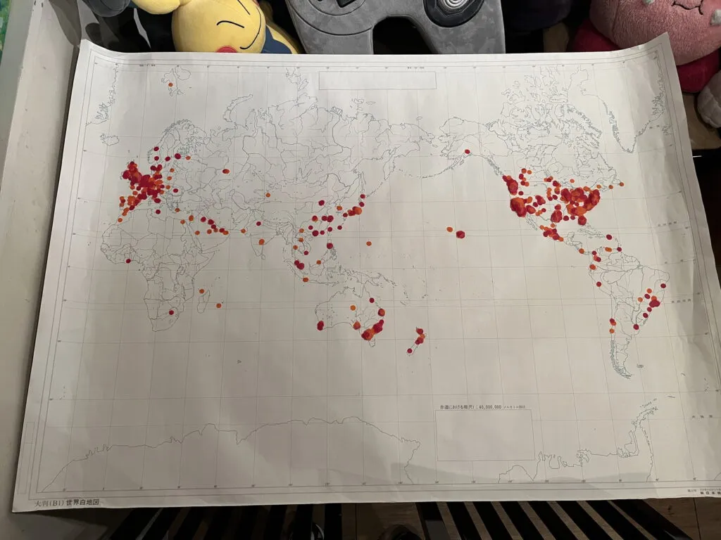 会員制カフェ＆バー・84の店内に飾られている、世界地図の写真。