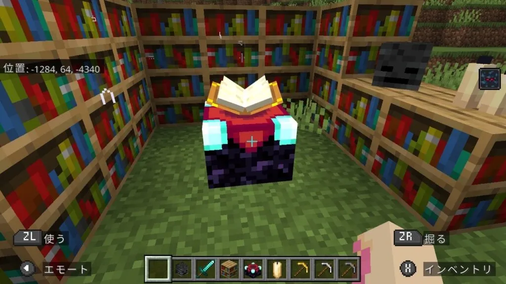 『マイクラ』エンチャントテーブルの前に立っている。