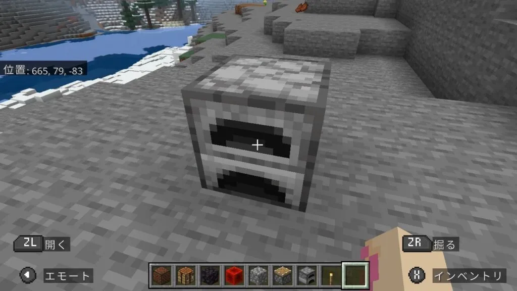 『マイクラ』かまどの前に立つプレイヤー。