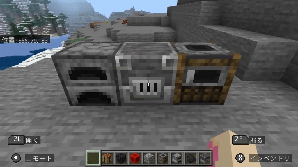 『マイクラ』かまど、溶鉱炉、燻製器の前に立つプレイヤー。