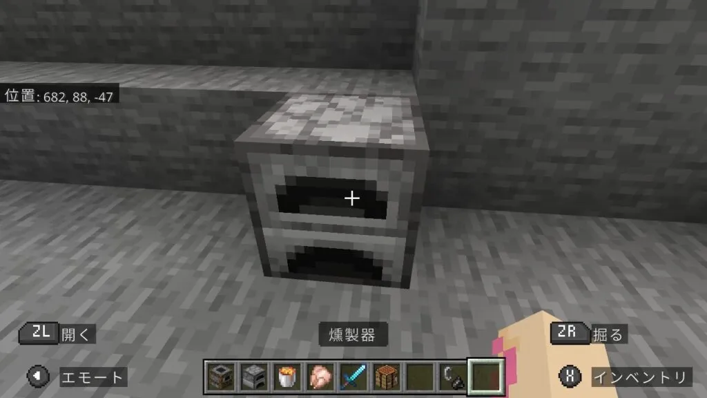 『マイクラ』かまどの前に立っている。