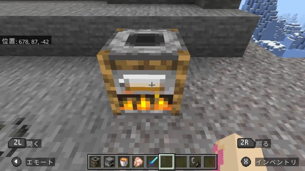 『マイクラ』燻製器の前に立っている。