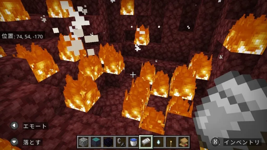 『マイクラ』ネザーでベッドを使い、爆発している様子。