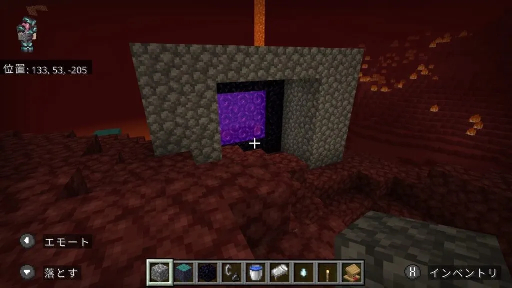 『マイクラ』ネザーポータルを丸石で囲っている。