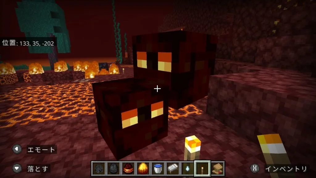 『マイクラ』マグマキューブの前に立つプレイヤー。