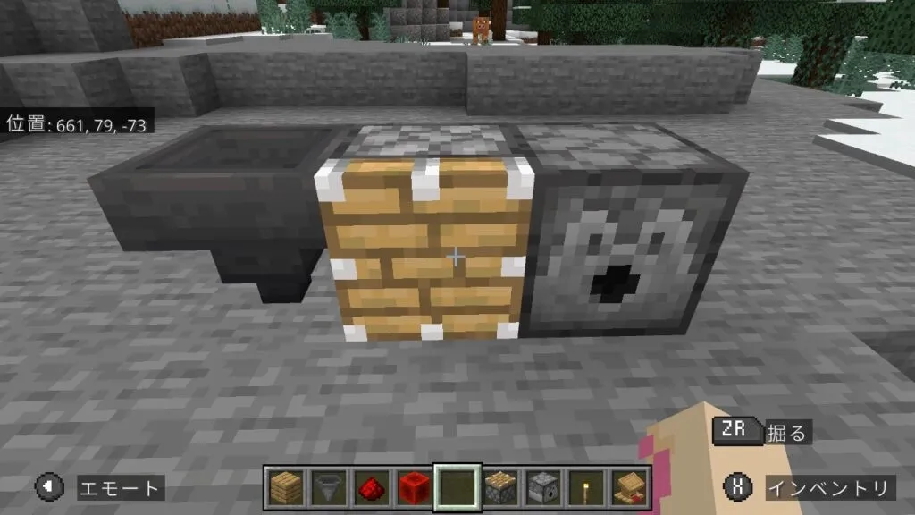 『マイクラ』ホッパー、ピストン、ディスペンサーの前にいる。