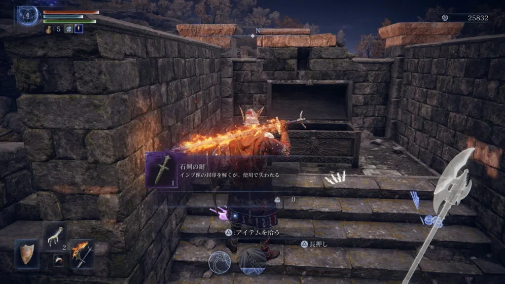 『ELDEN RING NIGHTREIGN』のゲーム画面。小砦屋上の宝箱から石剣の鍵を入手する場面。