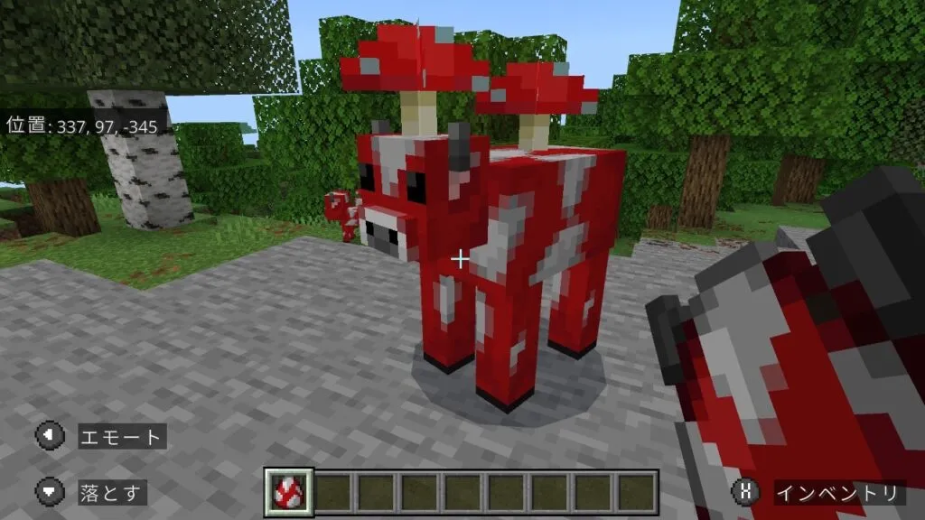 『マイクラ』ムーシュルームの前に立つプレイヤー。