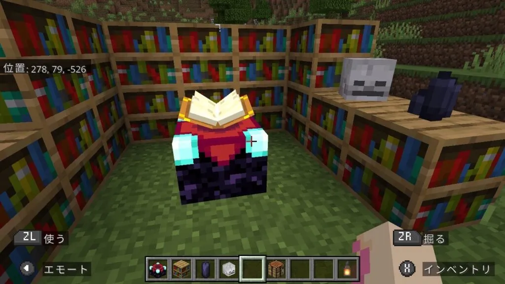 『マイクラ』エンチャントテーブルの前にいるプレイヤー。