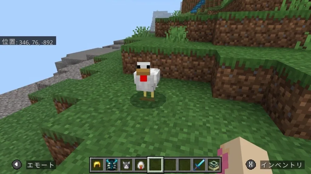 『マイクラ』ニワトリの前に立つプレイヤー。