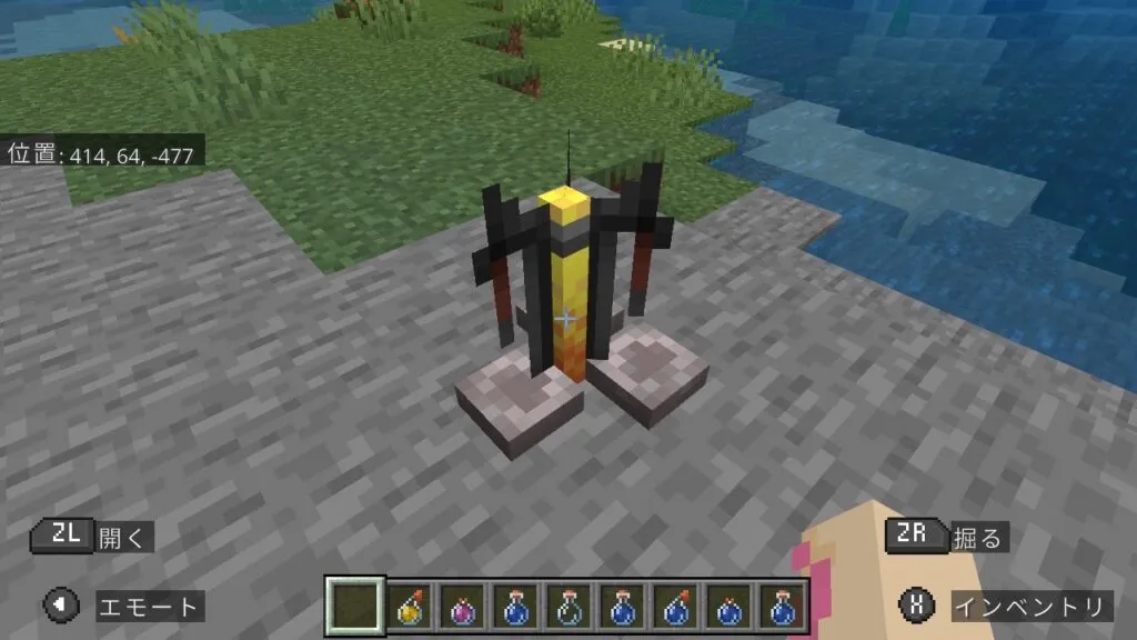 『マイクラ』醸造台の前にいるプレイヤー。